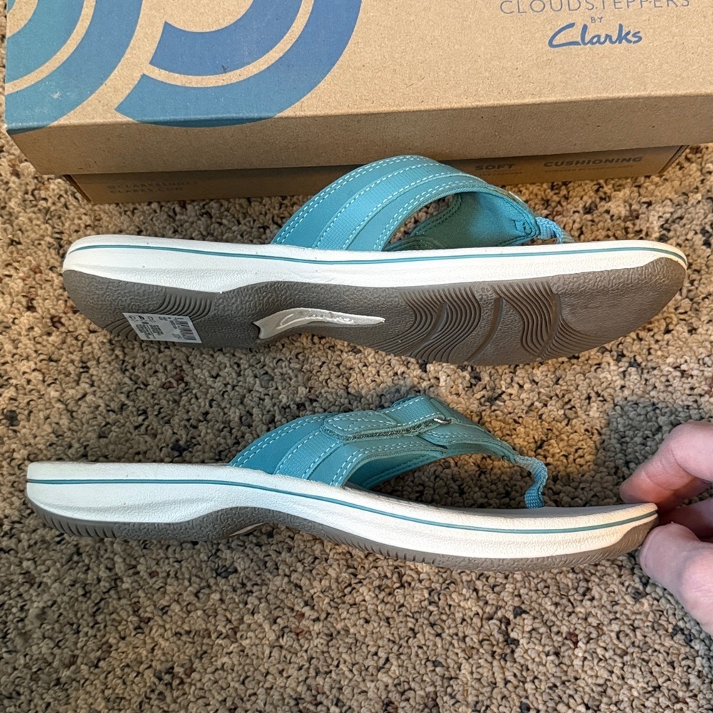 Clarks Aqua and White Sandals Flip Flops Sz 8 NIB - Picture 4 of 6
